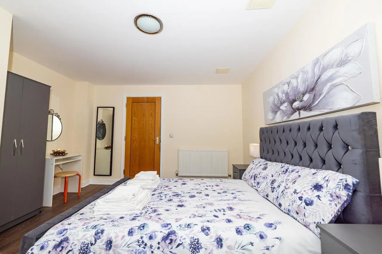 Two Bed Apartment Near Canary Wharf Londres
